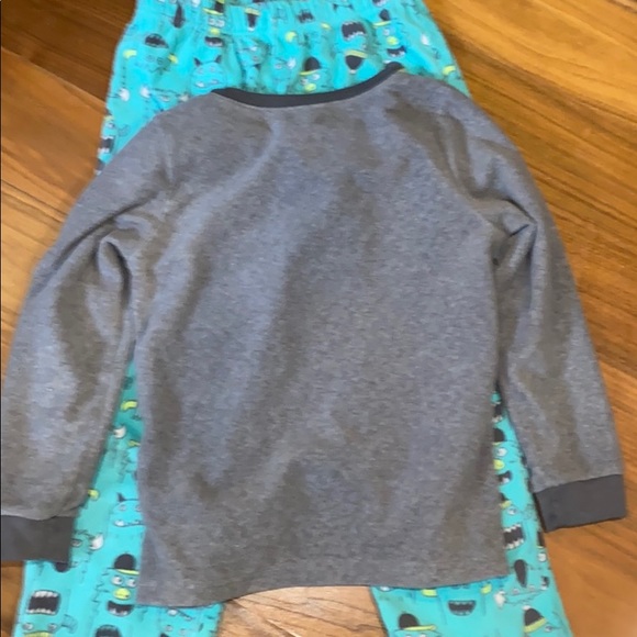 Carter’s fuzzy PJ set size 6 - Picture 3 of 5